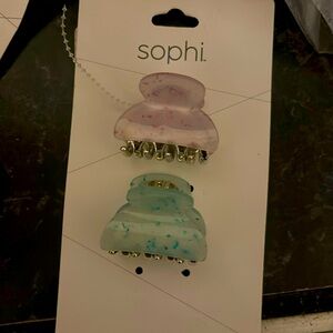 Two pastel colored baby clips